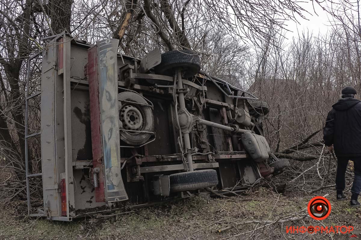 Здесь перевернулся грузовой автомобиль Mercedes Здесь перевернулся грузовой автомобиль Mercedes