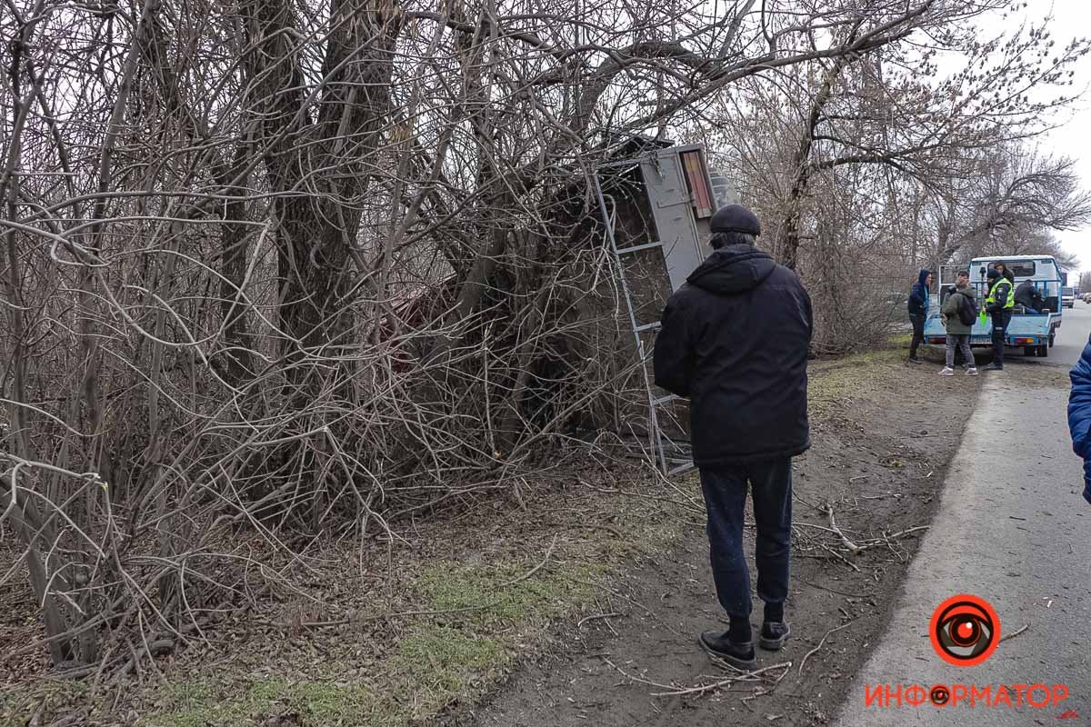 Водитель рассказал, что его прижала другая машина Водитель рассказал, что его прижала другая машина