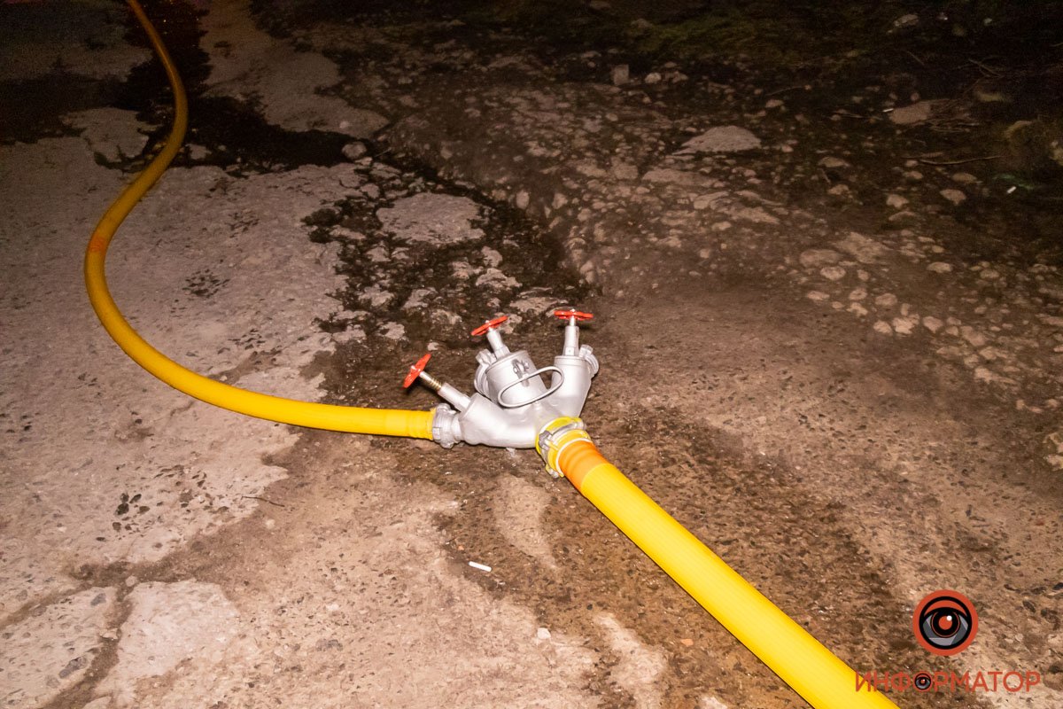 Спасателям пришлось разворачивать рукава на несколько сотен метров