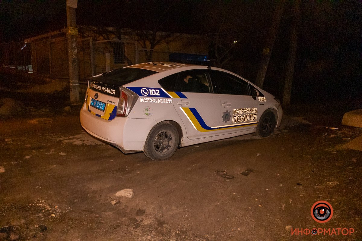 На месте также находятся полиция, медики и аварийная газовая служба