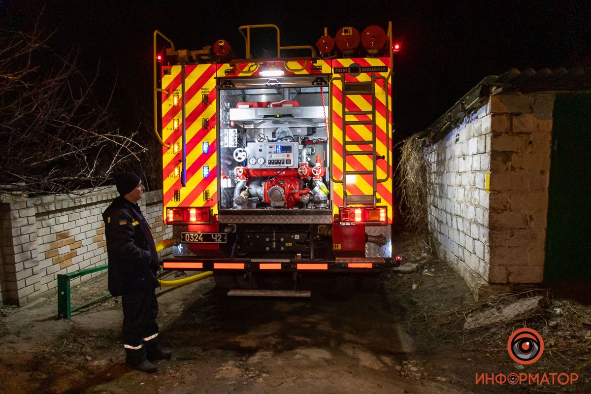 По состоянию на 23:45, сотрудники ГСЧС продолжали заливать дом водой