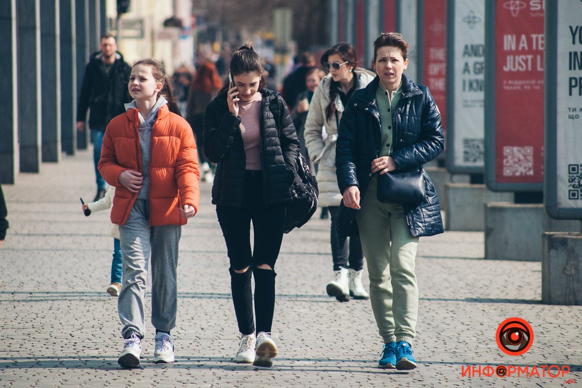 Рваные джинсы и черные куртки Рваные джинсы и черные куртки