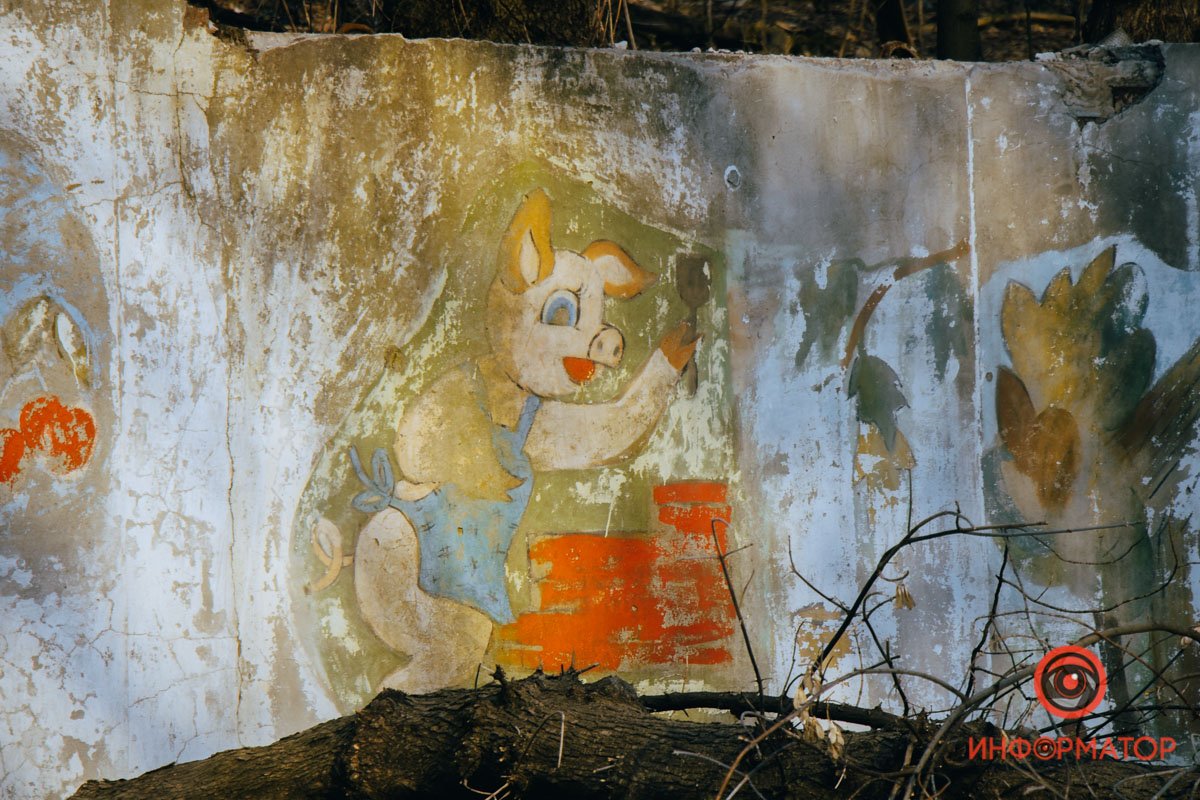 В антураже заброшки это выглядит странно