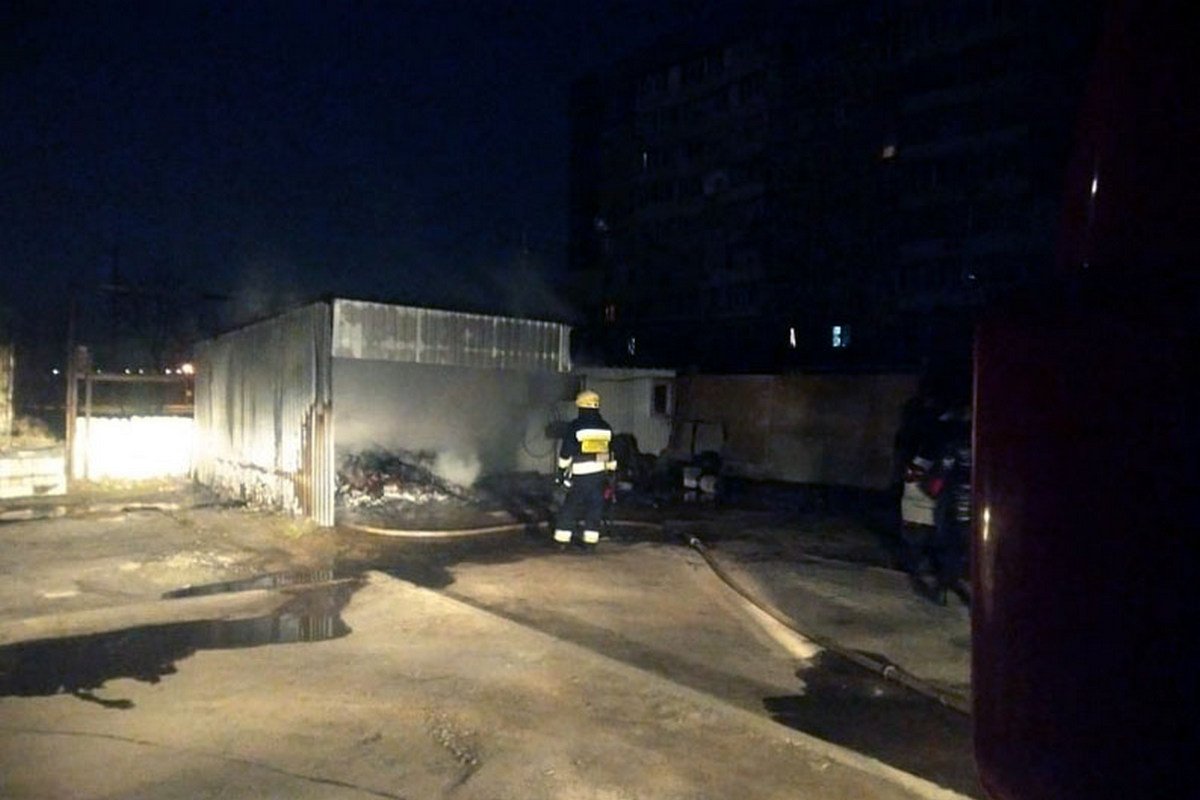 Огонь также повредил вагончик с инструментами