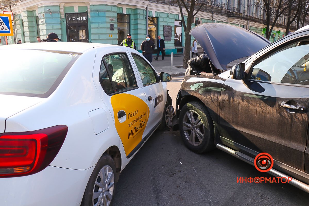 ДТП на пересечении Грушевского и Троицкой площади ДТП на пересечении Грушевского и Троицкой площади