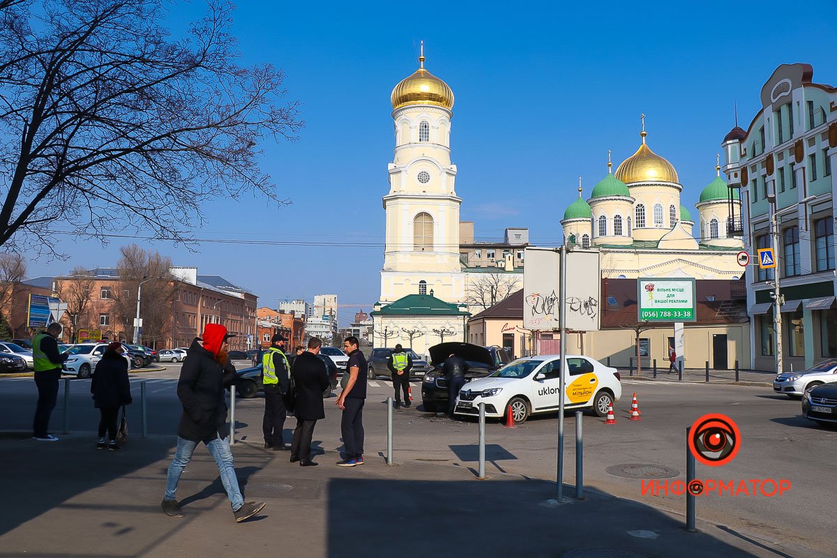 Столкнулись Hyundai и Renault службы Uklon Столкнулись Hyundai и Renault службы Uklon