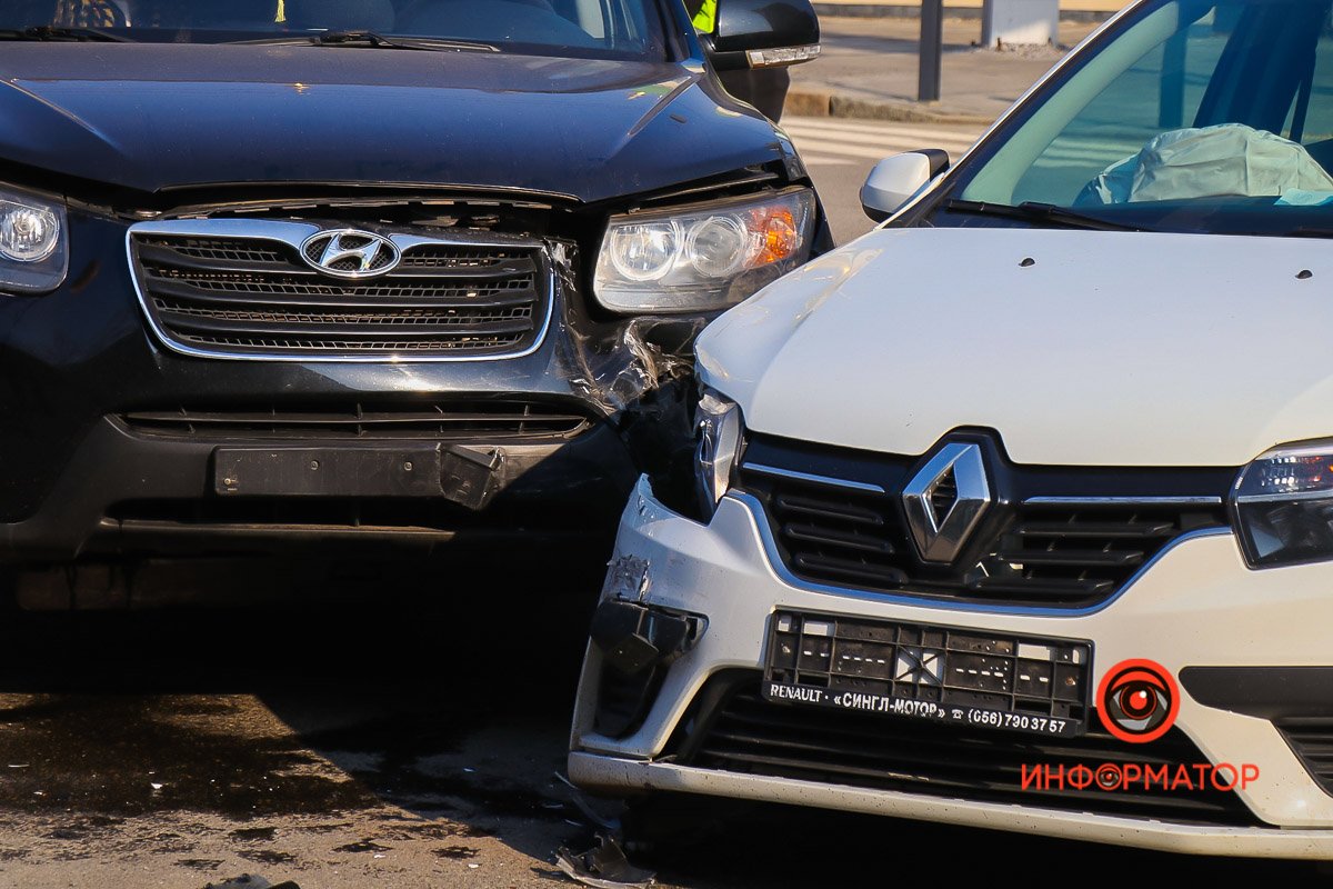 Renault ехал по Грушевского со стороны проспекта Яворницкого Renault ехал по Грушевского со стороны проспекта Яворницкого