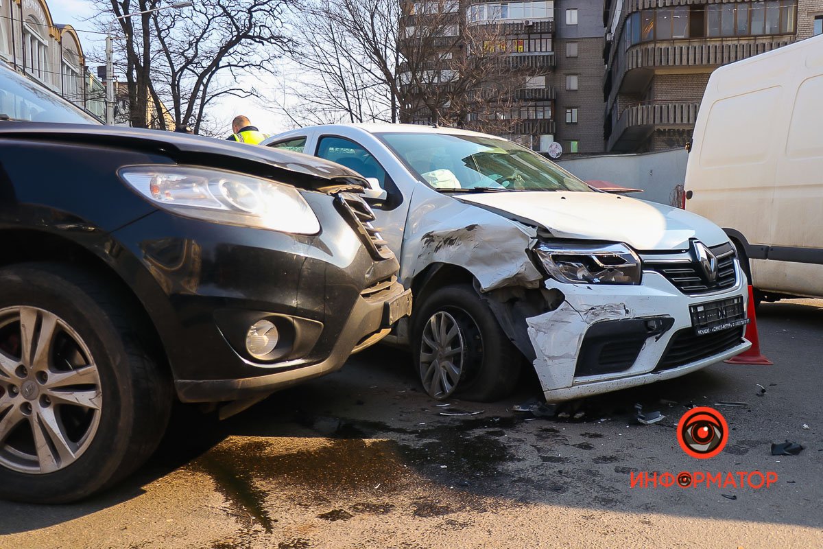 Hyundai двигался по Троицкой от Воскресенской Hyundai двигался по Троицкой от Воскресенской