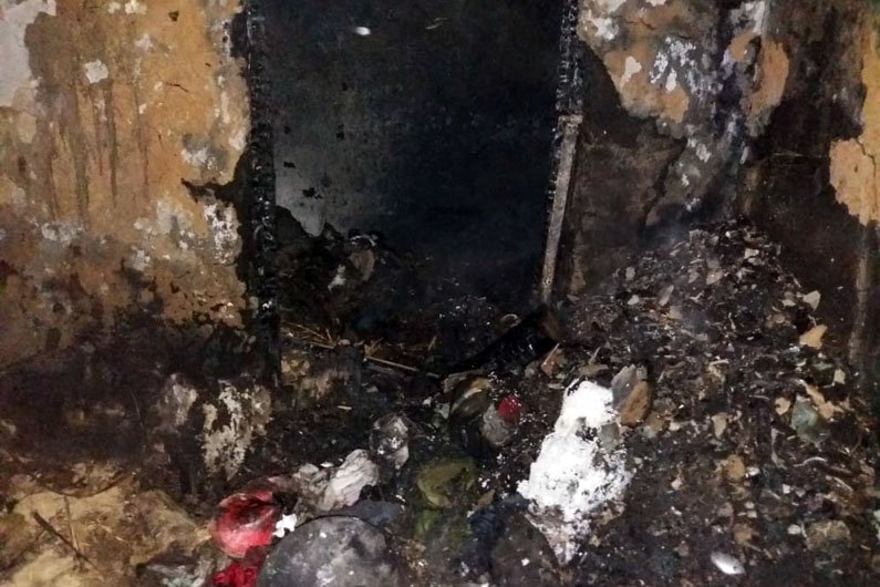 Спасатели установили, что горят крыша, домашние вещи и мусор