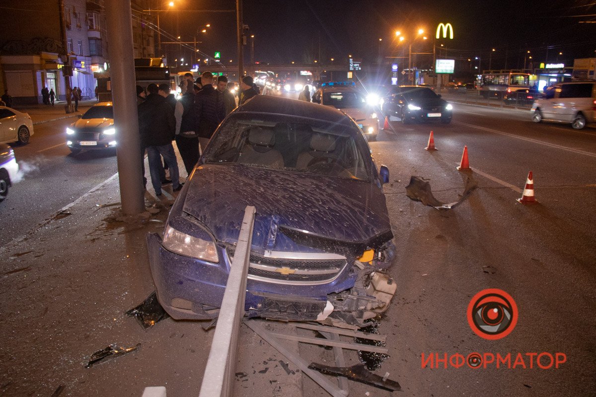 От удара автомобиль вылетел в отбойник