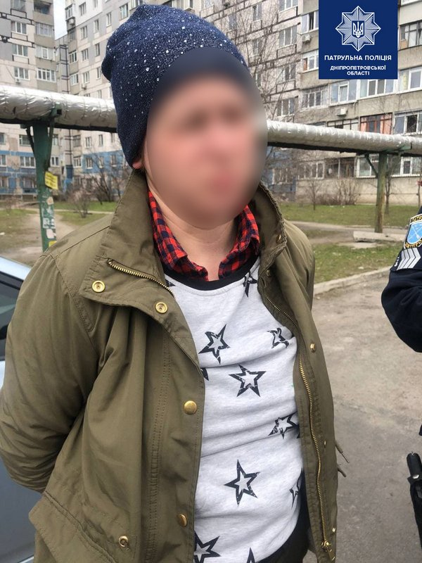 О ее странном поведении в полицию сообщила неравнодушная прохожая О ее странном поведении в полицию сообщила неравнодушная прохожая