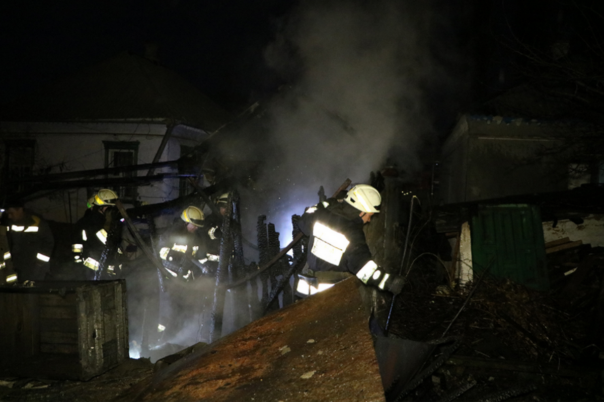 Во дворе частного дома горел сарай Во дворе частного дома горел сарай
