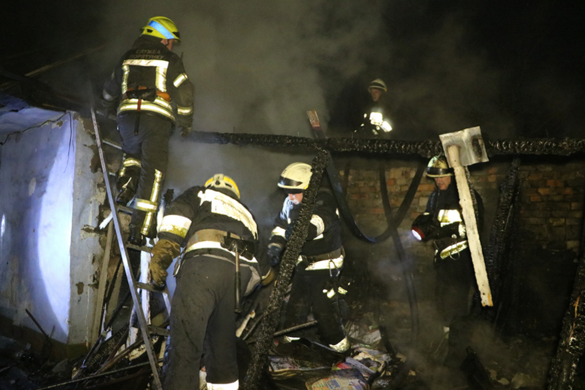 По словам соседей, в доме была пожилая женщина, но ее вывели на улицу По словам соседей, в доме была пожилая женщина, но ее вывели на улицу