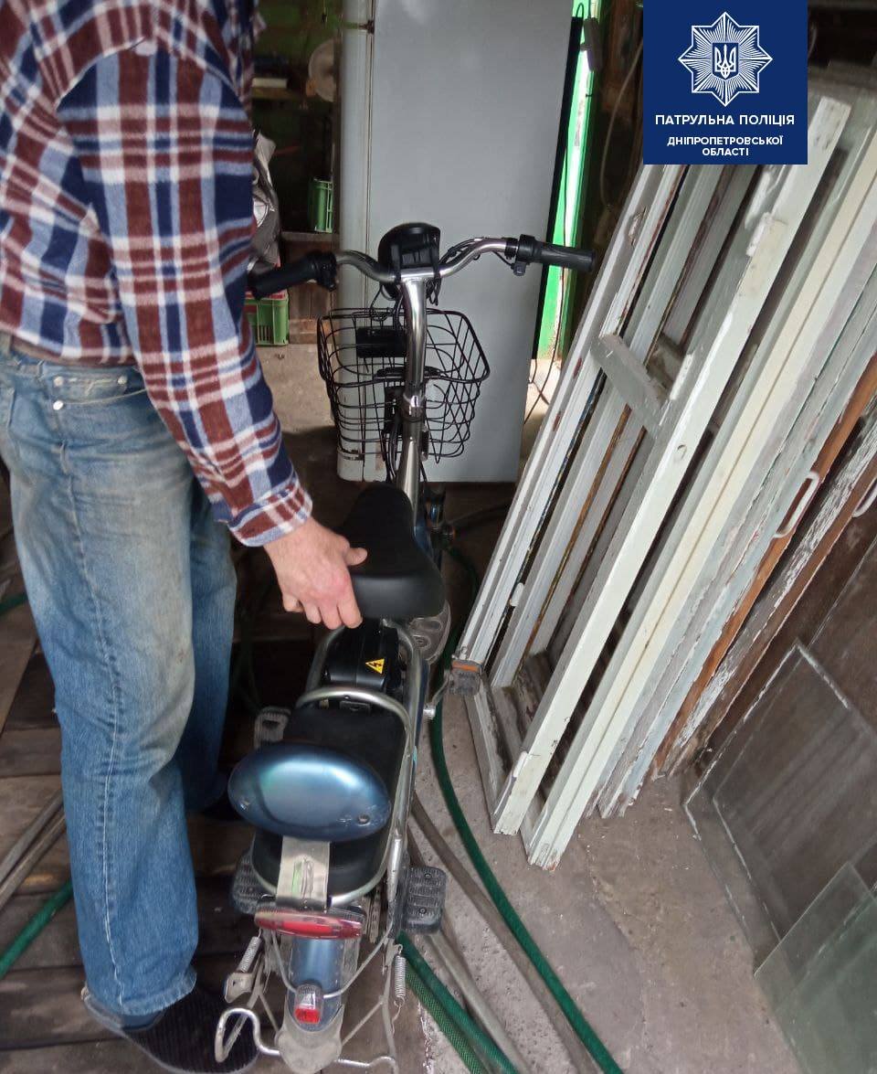 В Днепре мужчина хотел пошутить и украл электроскутер соседей 1