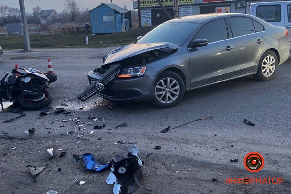 От удара мотоциклист упал на асфальт и получил травмы От удара мотоциклист упал на асфальт и получил травмы