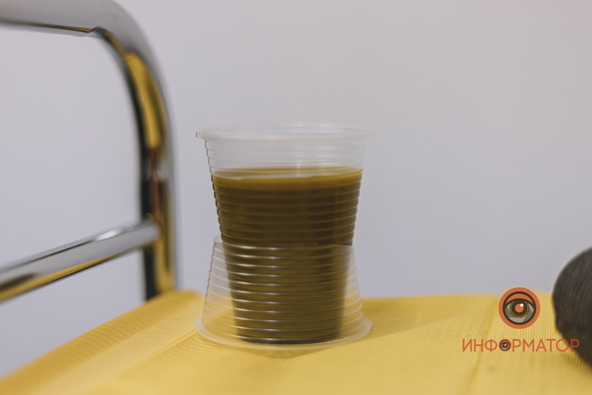 Знает, как использовать стакан, чтобы он не упал и не пролился Знает, как использовать стакан, чтобы он не упал и не пролился