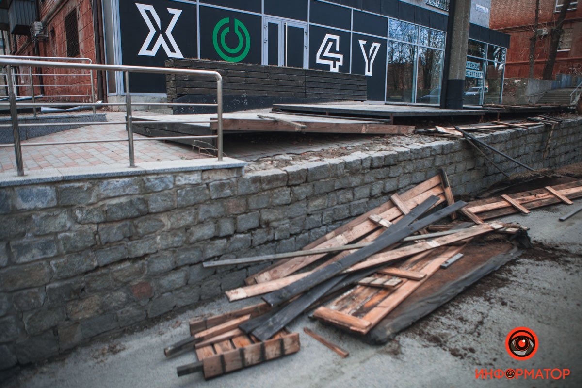 В центре Днепра на автомобили рухнула деревянная конструкция 2