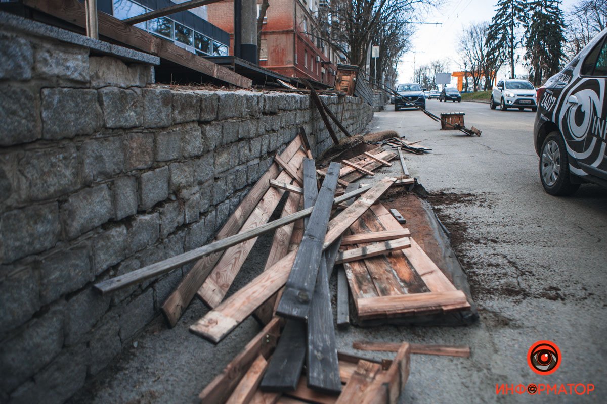 В центре Днепра на автомобили рухнула деревянная конструкция 3