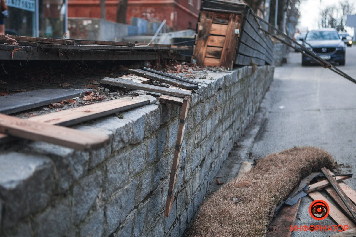 Конструкция, где размещали цветы 