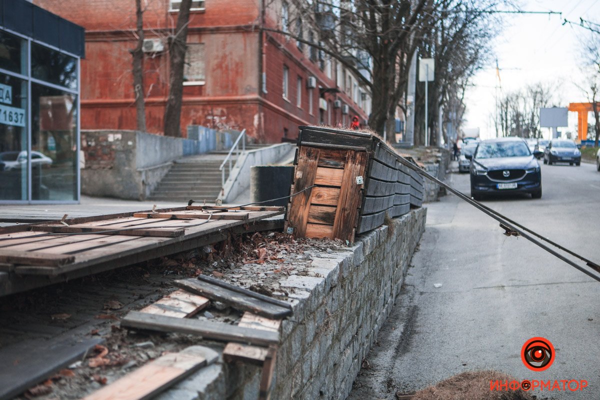 В центре Днепра на автомобили рухнула деревянная конструкция 8