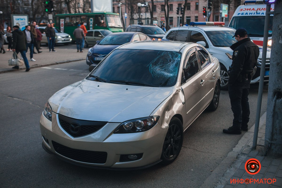 В центре Днепра Mazda сбила мужчину: очевидцы поспешили оказать помощь 1