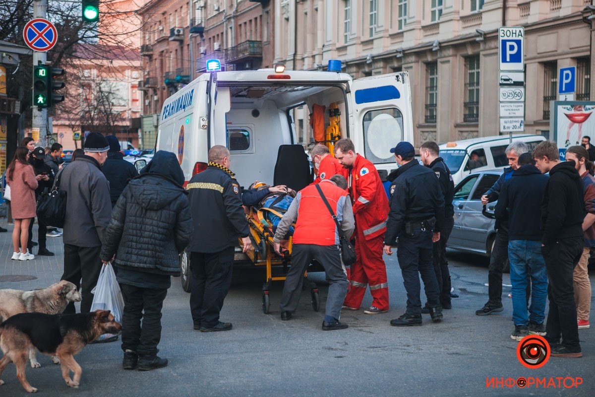 В центре Днепра Mazda сбила мужчину: очевидцы поспешили оказать помощь 2