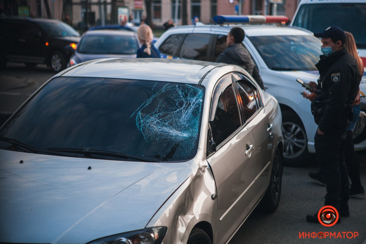 В центре Днепра Mazda сбила мужчину: очевидцы поспешили оказать помощь 3