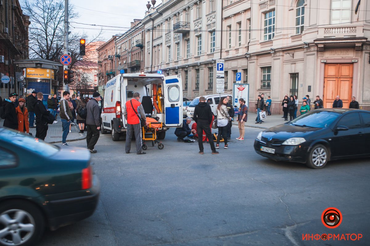 В центре Днепра Mazda сбила мужчину: очевидцы поспешили оказать помощь 4