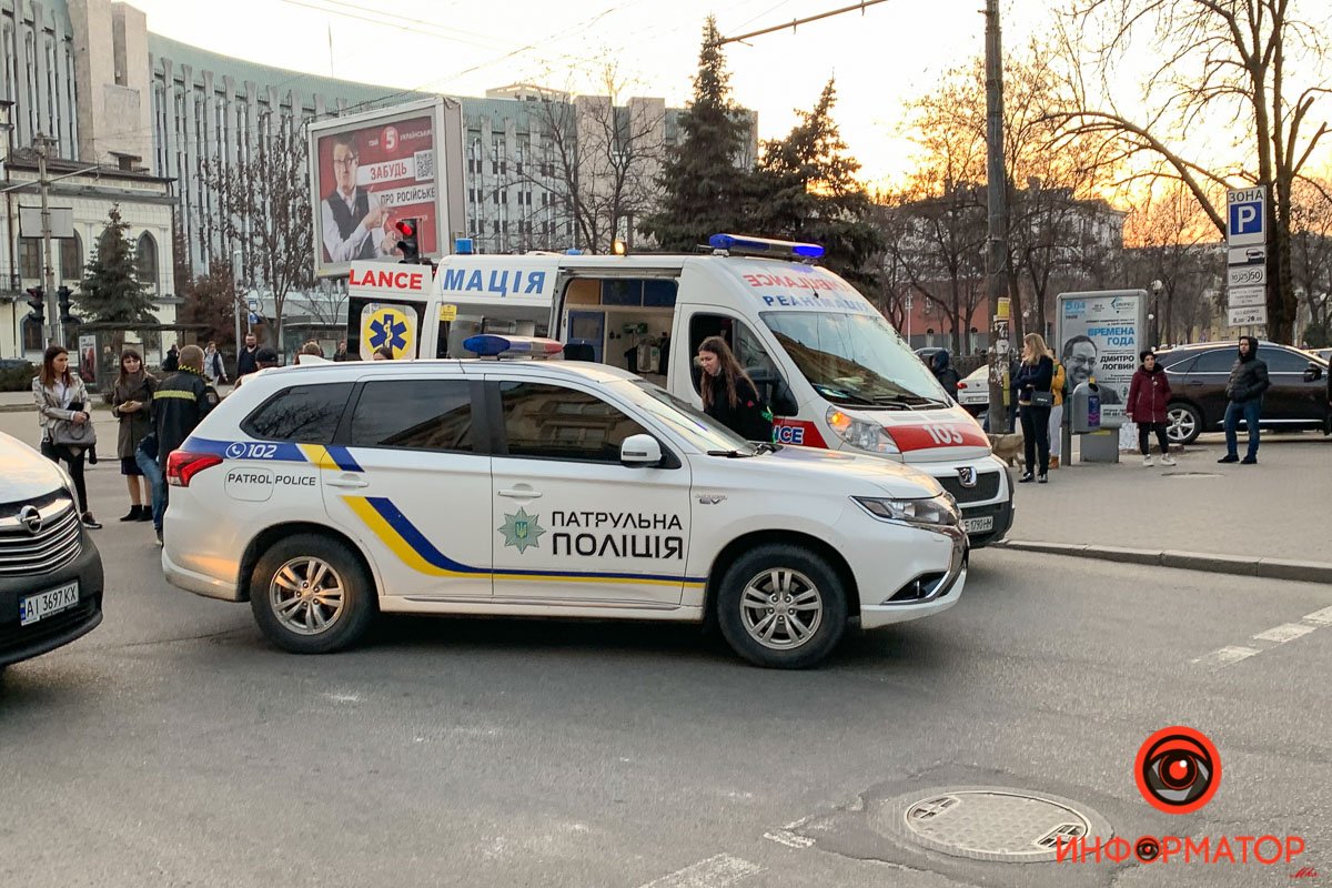 В центре Днепра Mazda сбила мужчину: очевидцы поспешили оказать помощь 5