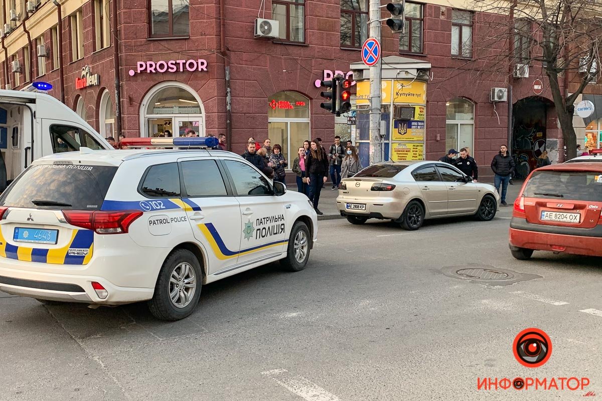 В центре Днепра Mazda сбила мужчину: очевидцы поспешили оказать помощь 6