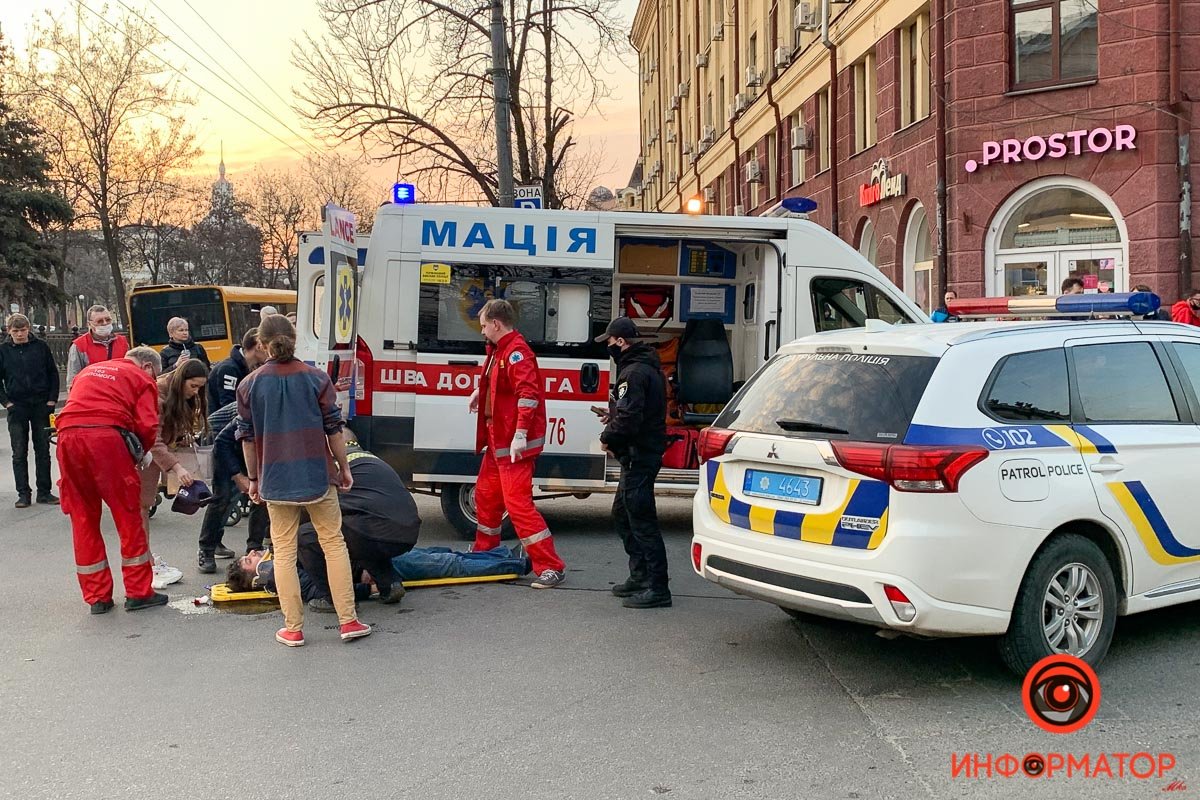 В центре Днепра Mazda сбила мужчину: очевидцы поспешили оказать помощь 7
