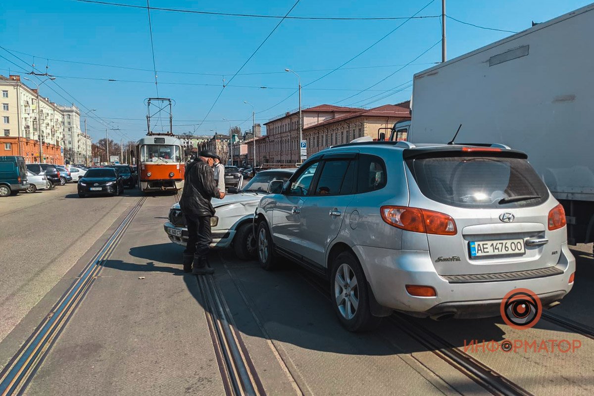 Автомобили заблокировали движение трамваев