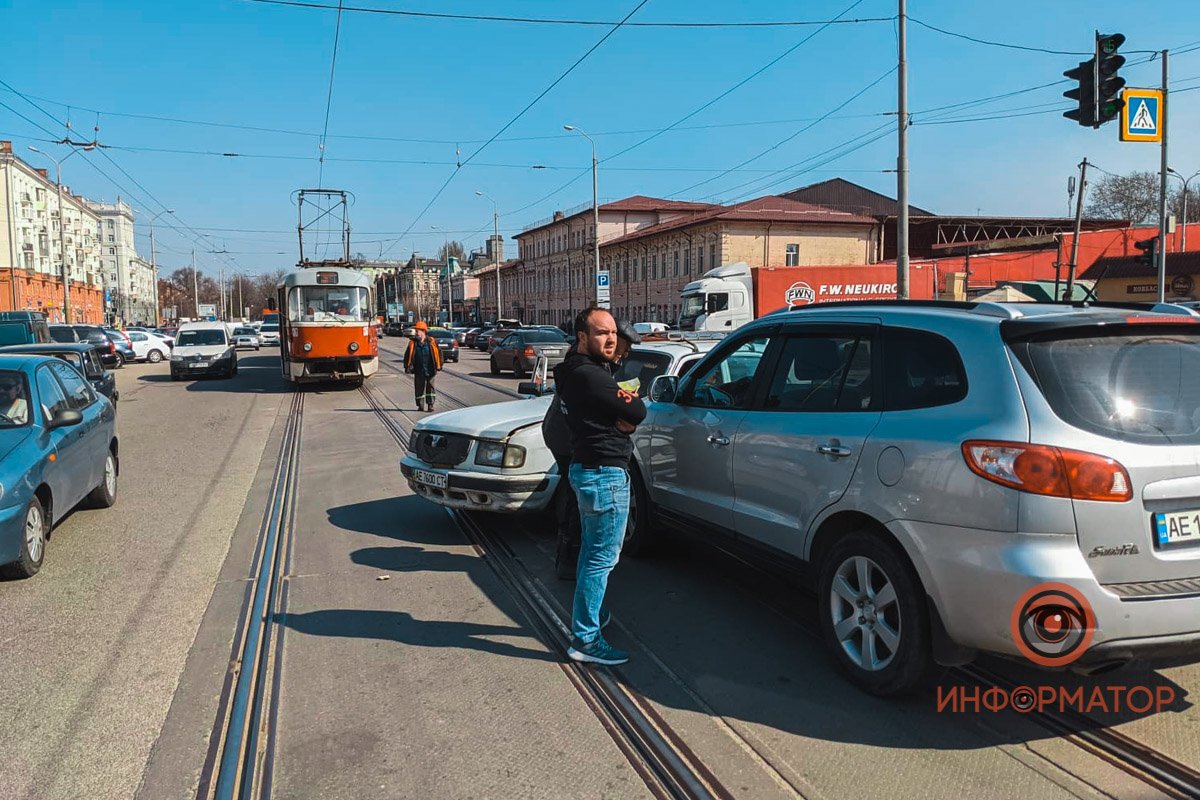 Судя по расположению автомобилей на дороге, Hyundai двигался в направлении проспекта Яворницкого