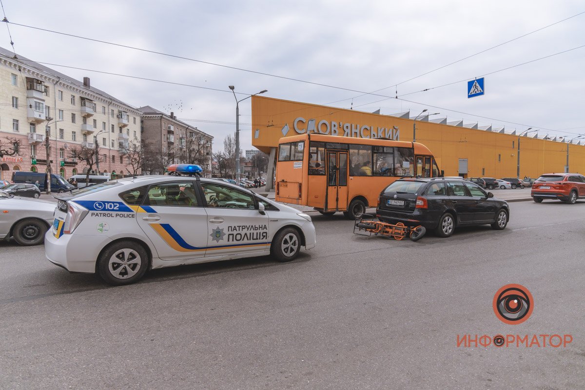 В Днепре возле "Славянки" курьер "Сильпо" на электроскутере врезался в Skoda: парня забрала скорая 1