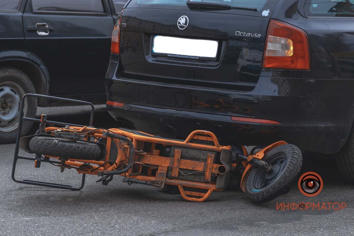 В Днепре возле "Славянки" курьер "Сильпо" на электроскутере врезался в Skoda: парня забрала скорая 2
