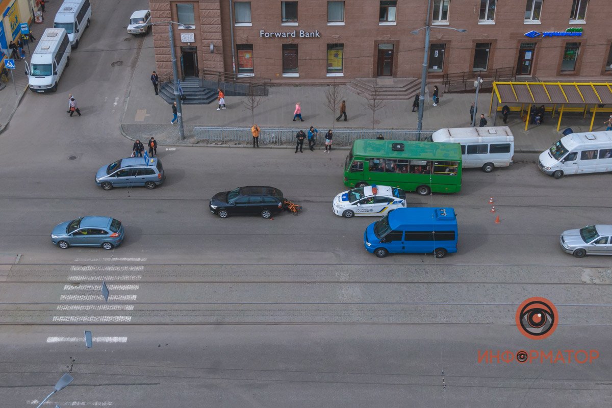 В Днепре возле "Славянки" курьер "Сильпо" на электроскутере врезался в Skoda: парня забрала скорая 3