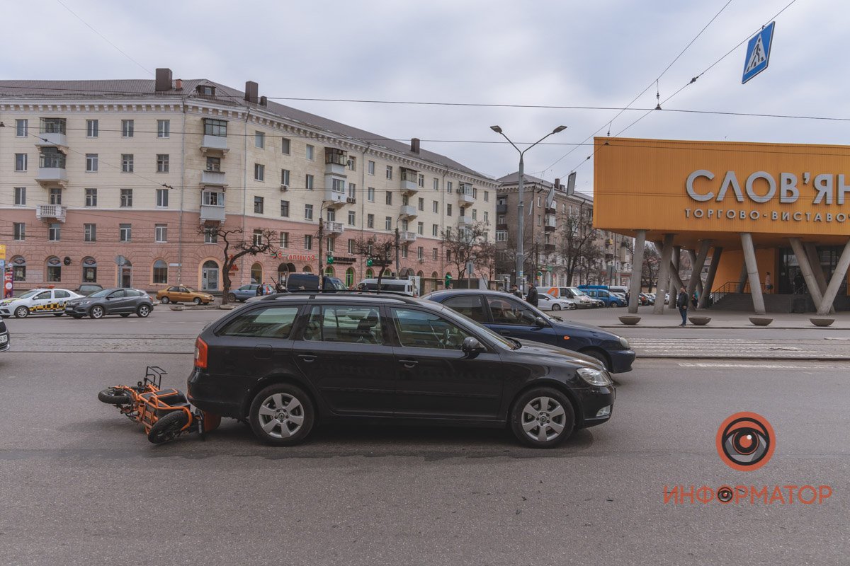В Днепре возле "Славянки" курьер "Сильпо" на электроскутере врезался в Skoda: парня забрала скорая 4