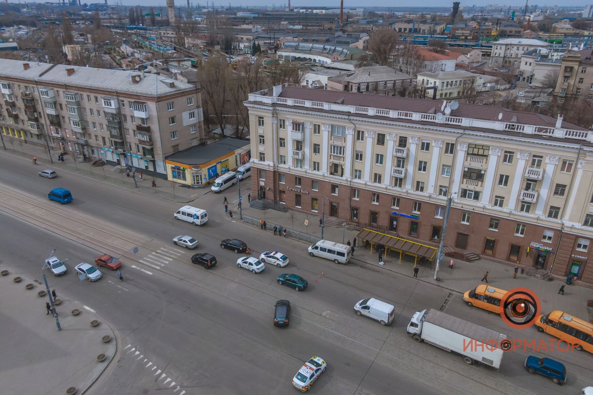 В Днепре возле "Славянки" курьер "Сильпо" на электроскутере врезался в Skoda: парня забрала скорая 5