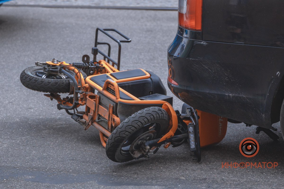 В Днепре возле "Славянки" курьер "Сильпо" на электроскутере врезался в Skoda: парня забрала скорая 6