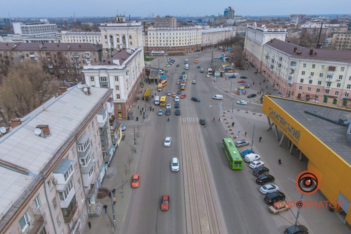 В Днепре возле "Славянки" курьер "Сильпо" на электроскутере врезался в Skoda: парня забрала скорая 7