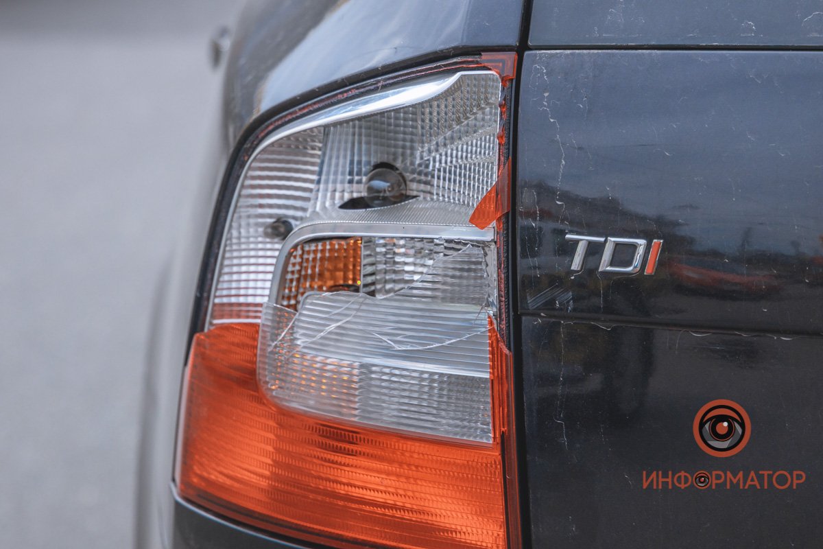 В Днепре возле "Славянки" курьер "Сильпо" на электроскутере врезался в Skoda: парня забрала скорая 8