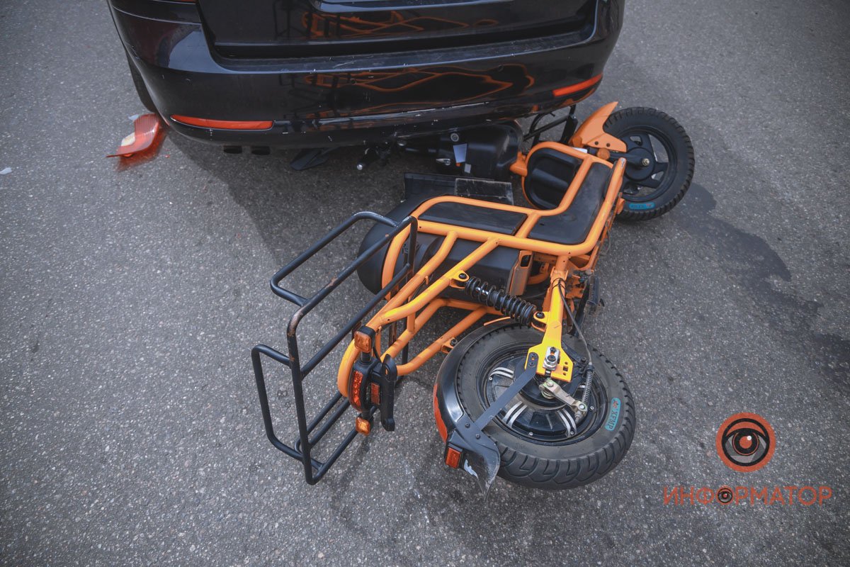 В Днепре возле "Славянки" курьер "Сильпо" на электроскутере врезался в Skoda: парня забрала скорая 9