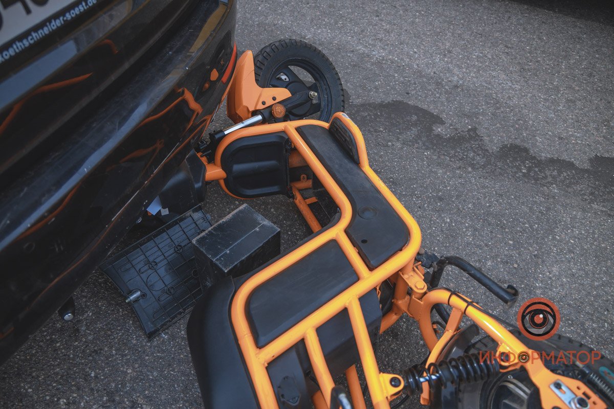 В Днепре возле "Славянки" курьер "Сильпо" на электроскутере врезался в Skoda: парня забрала скорая 10