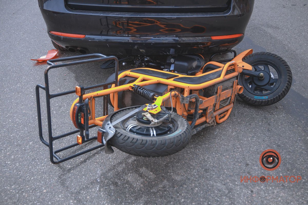 В Днепре возле "Славянки" курьер "Сильпо" на электроскутере врезался в Skoda: парня забрала скорая 11