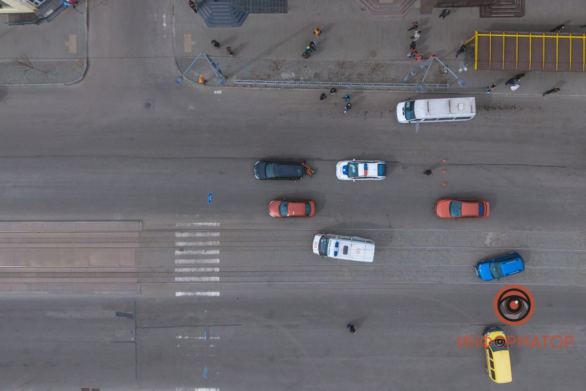 В Днепре возле "Славянки" курьер "Сильпо" на электроскутере врезался в Skoda: парня забрала скорая 12