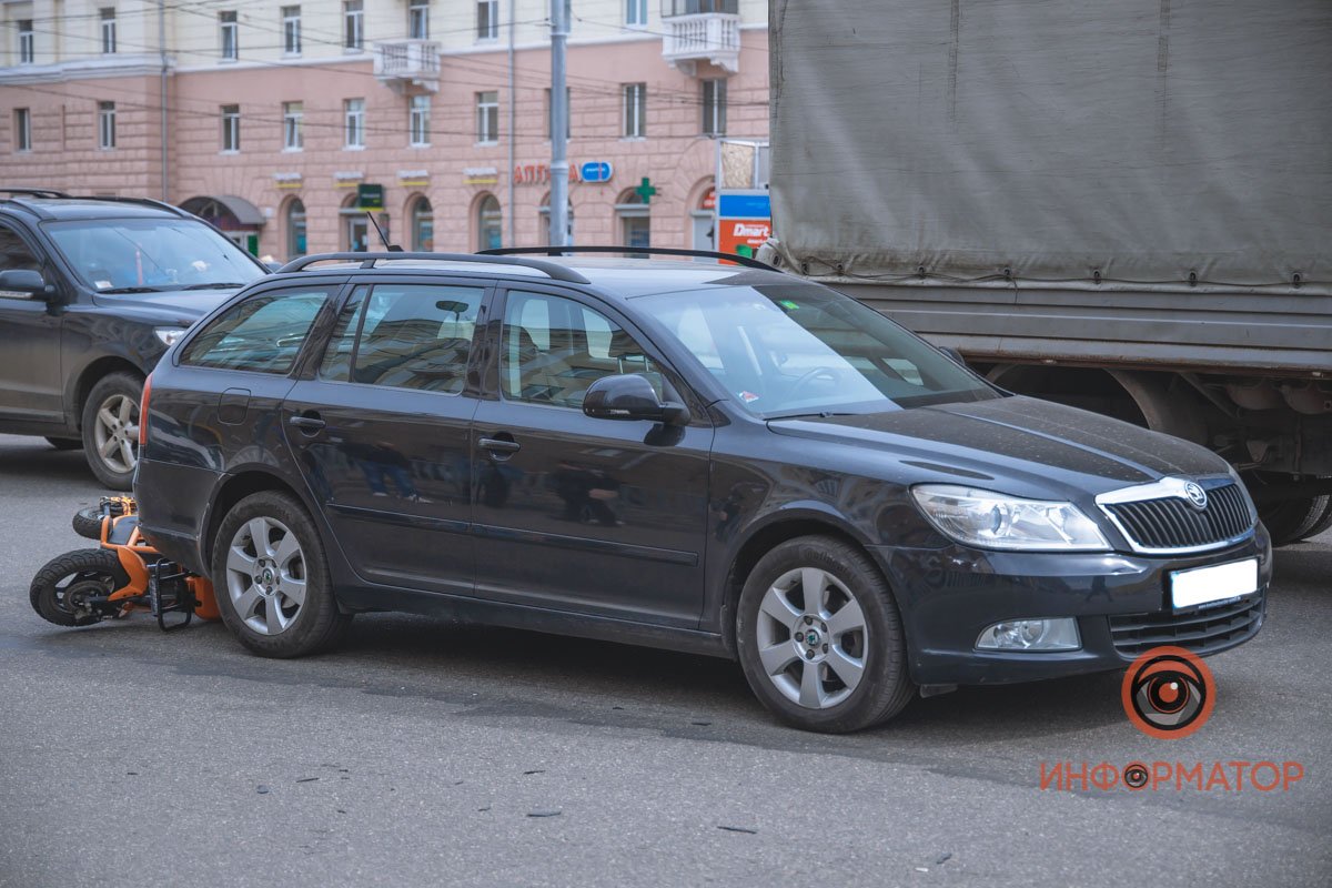 В Днепре возле "Славянки" курьер "Сильпо" на электроскутере врезался в Skoda: парня забрала скорая 13