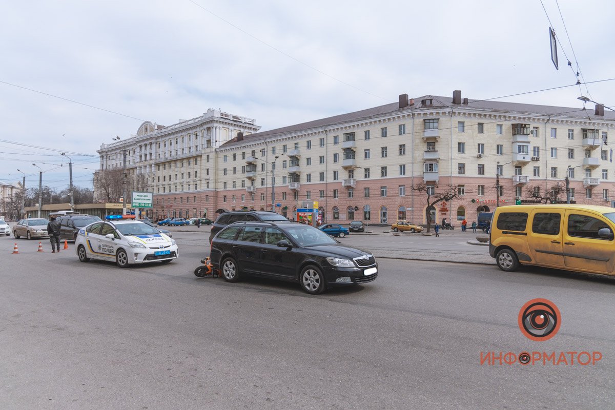 В Днепре возле "Славянки" курьер "Сильпо" на электроскутере врезался в Skoda: парня забрала скорая 14