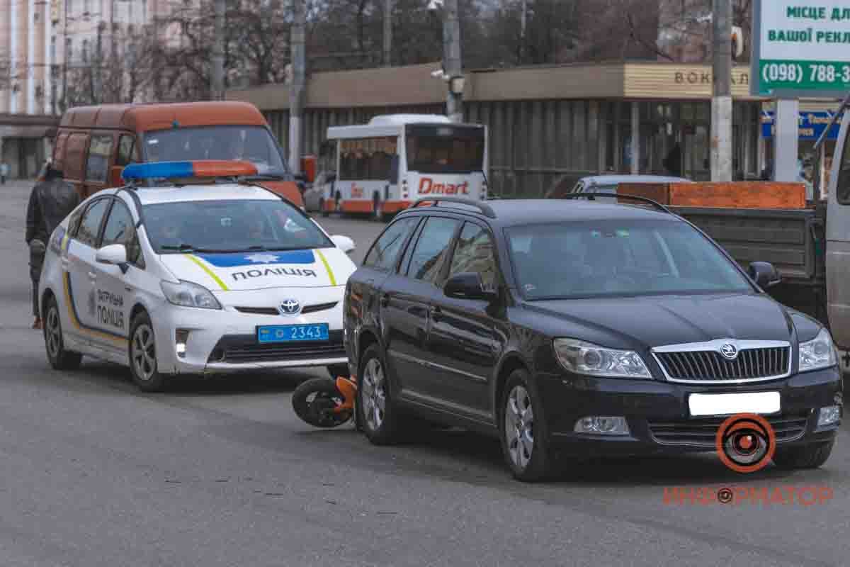 В Днепре возле "Славянки" курьер "Сильпо" на электроскутере врезался в Skoda: парня забрала скорая 15