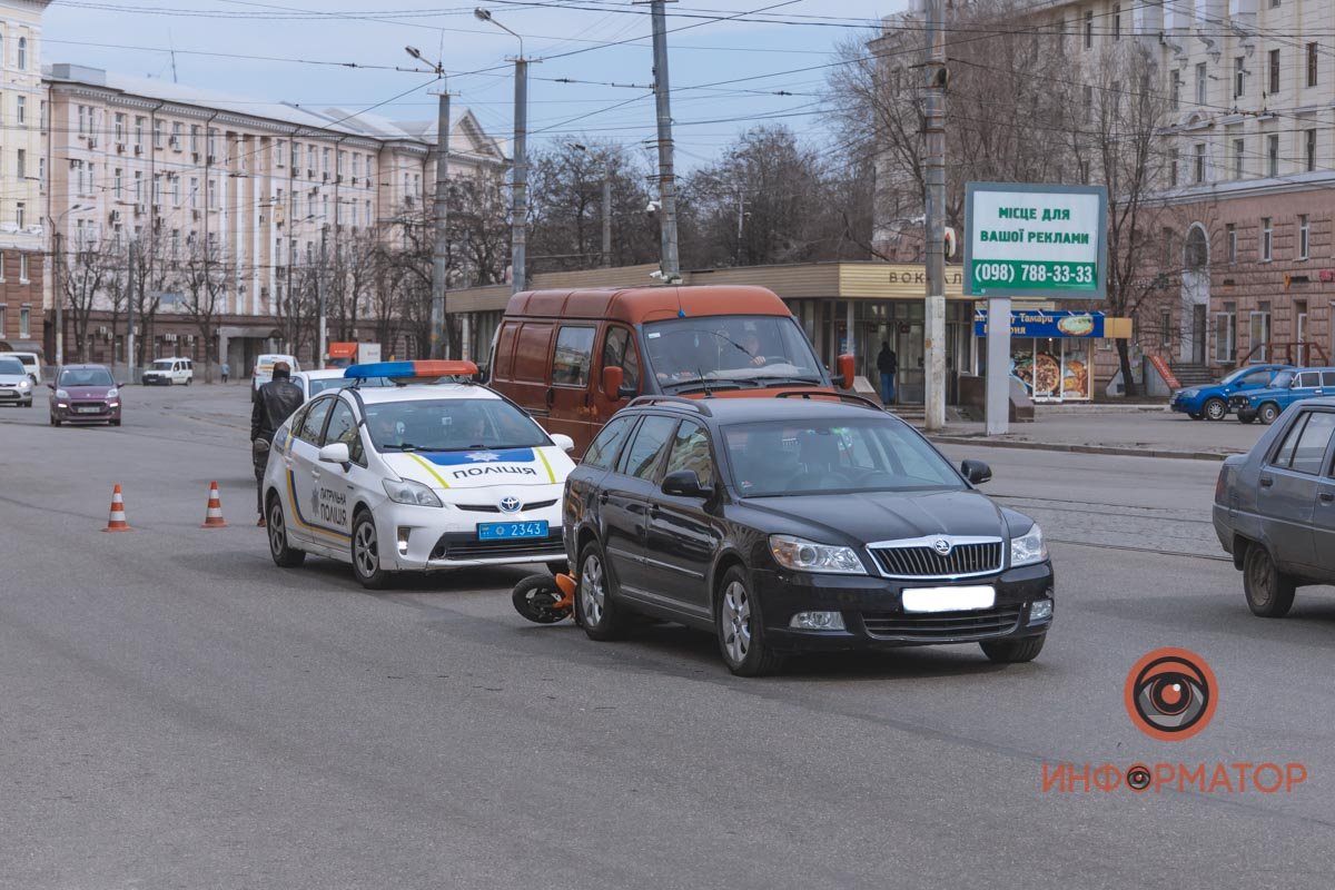 В Днепре возле "Славянки" курьер "Сильпо" на электроскутере врезался в Skoda: парня забрала скорая 16