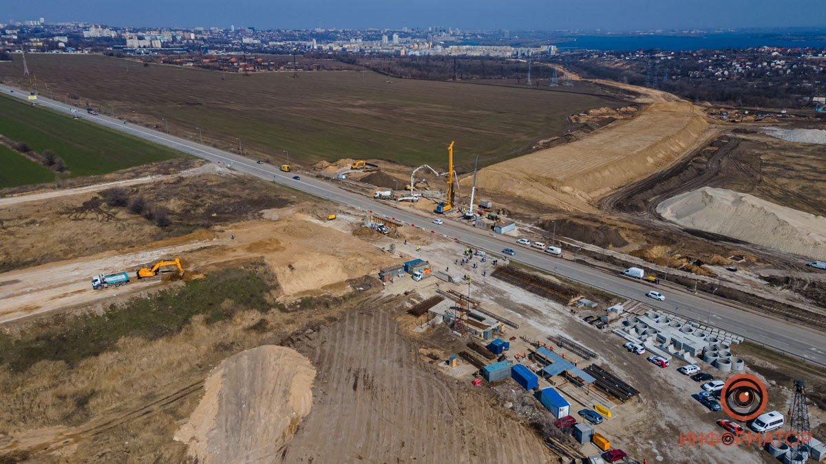 Одновременно устанавливают буронабивные столбы, на съездах устраивают земляную «подушку»